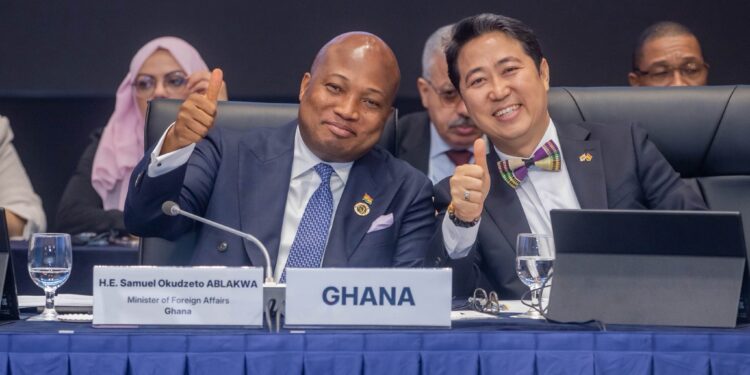 Okujato ablakwa and  Korean counterpart, Foreign Minister Cho Hyun.